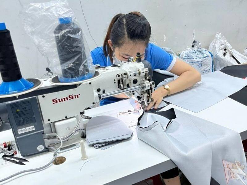 Xưởng sản xuất Yên Xe Phú Quang áp dụng máy may tự động, lập trình sẵn.