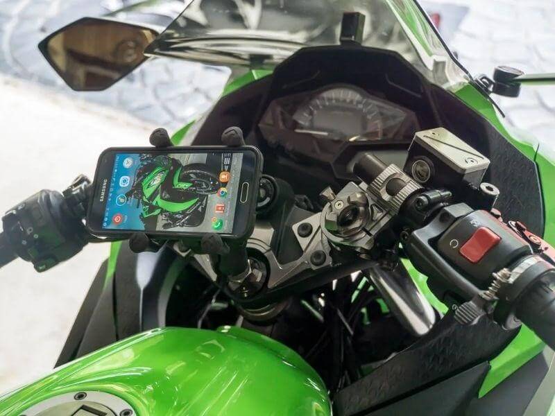 Lắp đặt giá kẹp điện thoại xe moto.