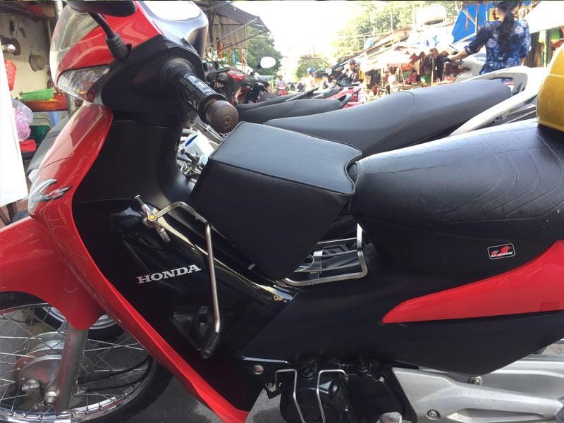 Yên xe máy cho bé thiết kế chuyên dụng để trẻ có thể ngồi mà không cần hỗ trợ từ bố mẹ.