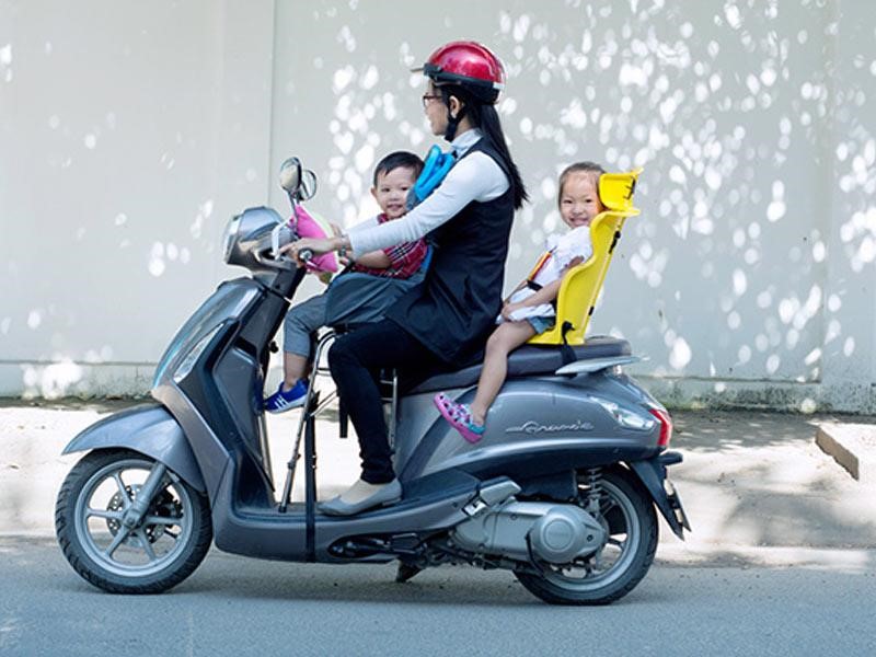 Lắp yên xe máy cho bé cần lưu ý những gì?