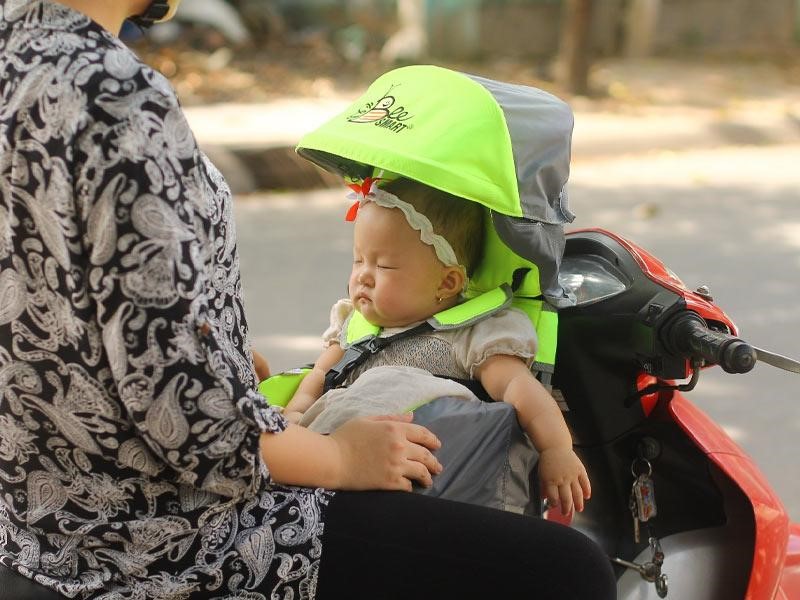 Giải - đáp thắc mắc về phụ kiện yên xe máy cho bé.