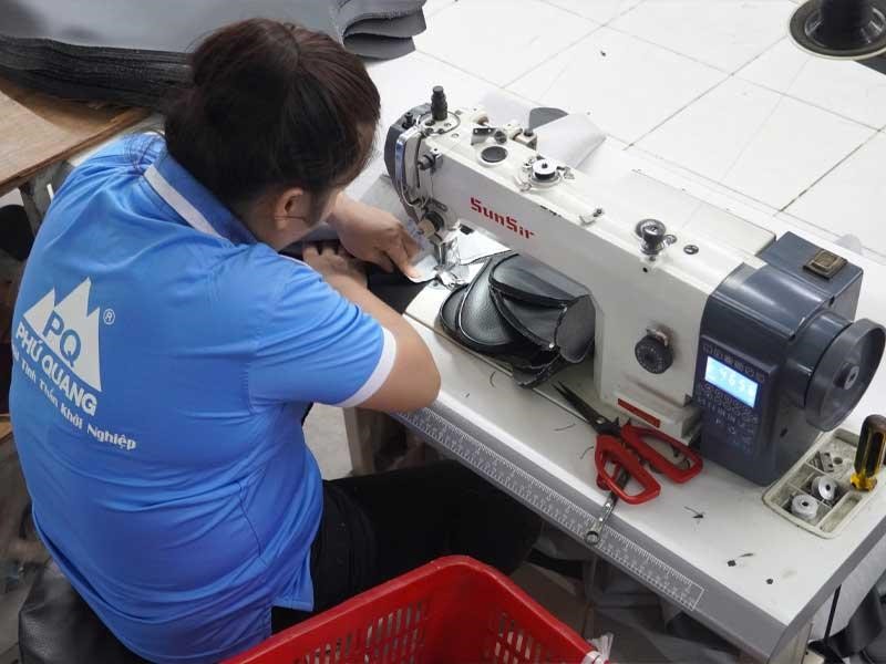 Xưởng Yên Xe Phú Quang sở hữu công nghệ máy may tự động, lập trình sẵn.